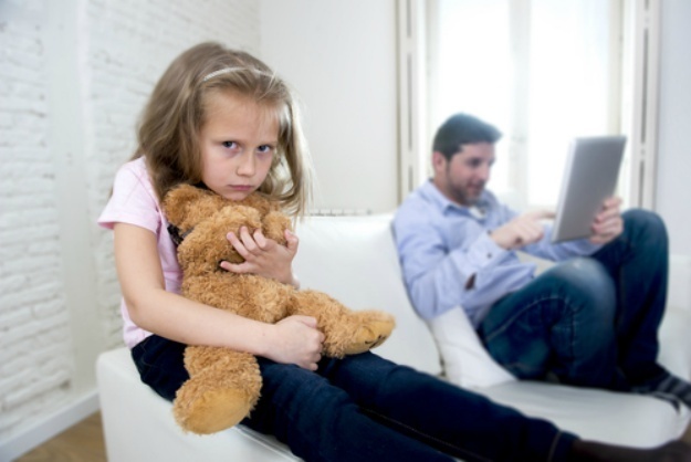 emotionally-unavailable-parents-what-you-should-know-about-them