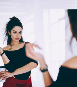 10 Traits of a Narcissist Woman: How to Spot and Deal With One