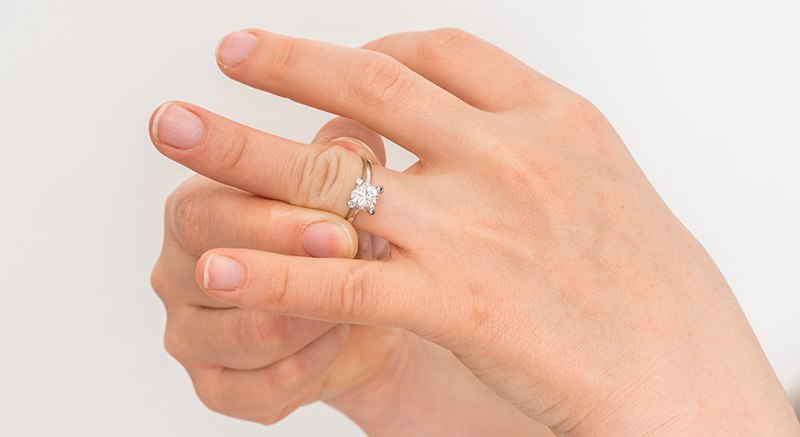 How to Remove a Ring From Swollen Fingers