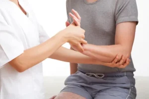 When to Seek Medical Attention for Wrist Pain