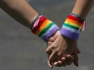 How To Dress Like A Bisexual Woman?